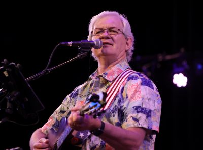 Jeff Hinton performing a John Denver tribute
